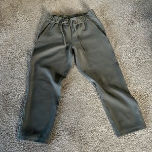GUC LuLuLemon size 4 copped pants 23” inseam